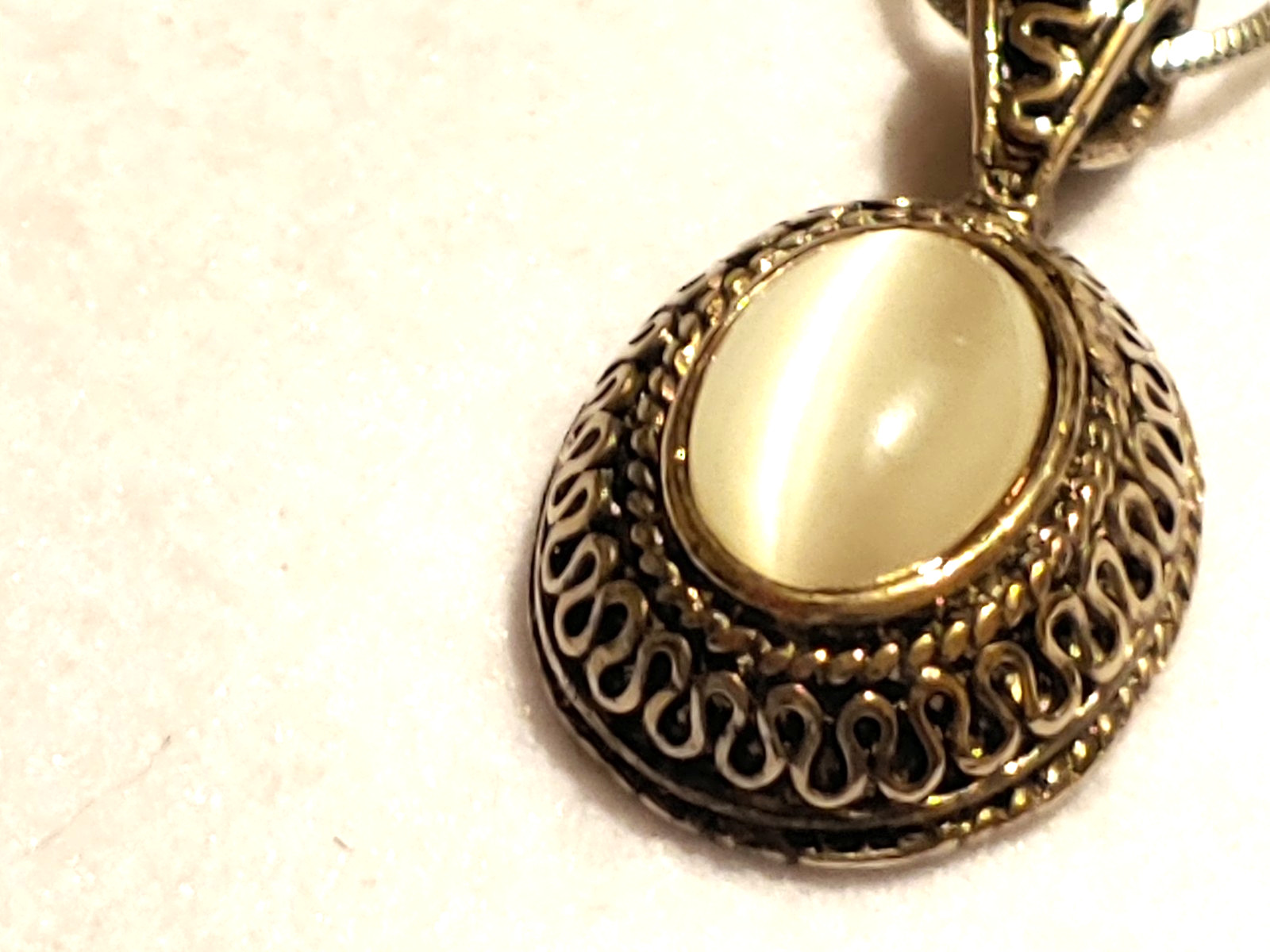 VINTAGE – Gray/White CATS EYE PENDANT – 17.5 in NECKLACE SILVER TONE CHAIN