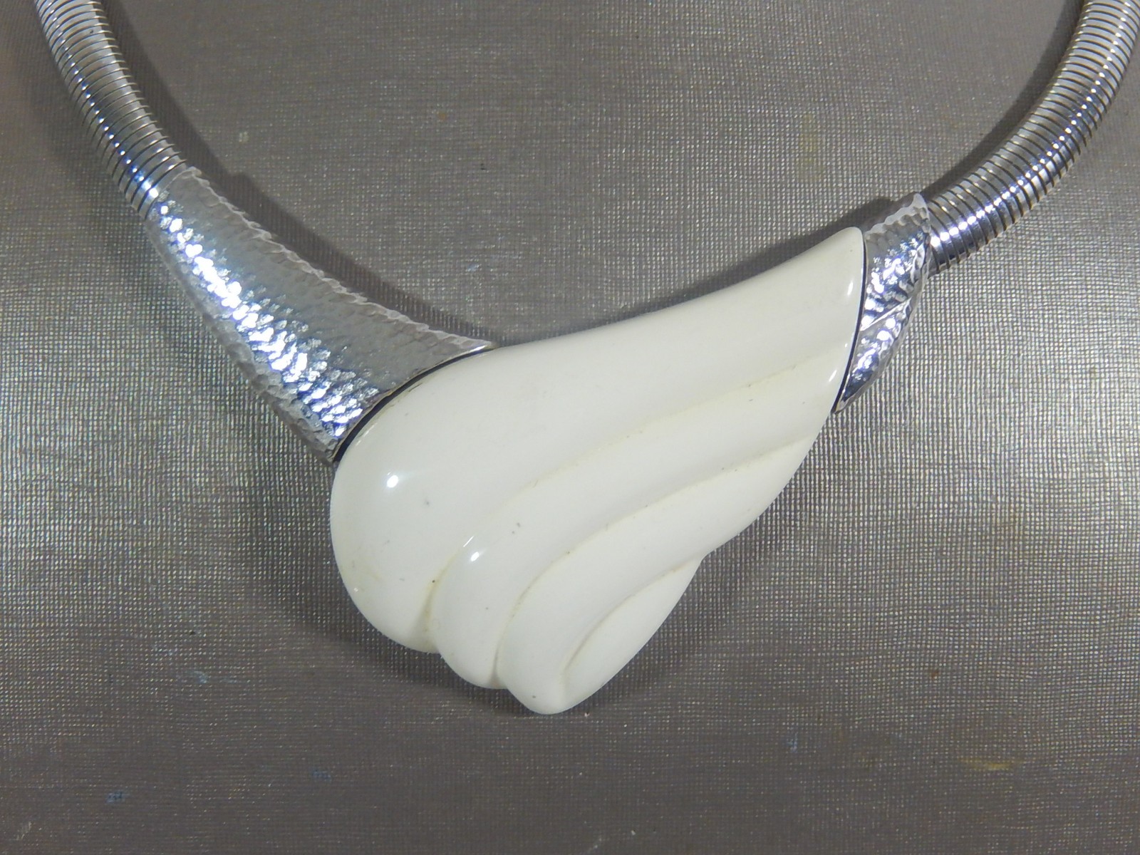 TRIFARI 70’s LANVIN MODERNIST ERA OFF WHITE LUCITE CENTER FEATURE NECKLACE
