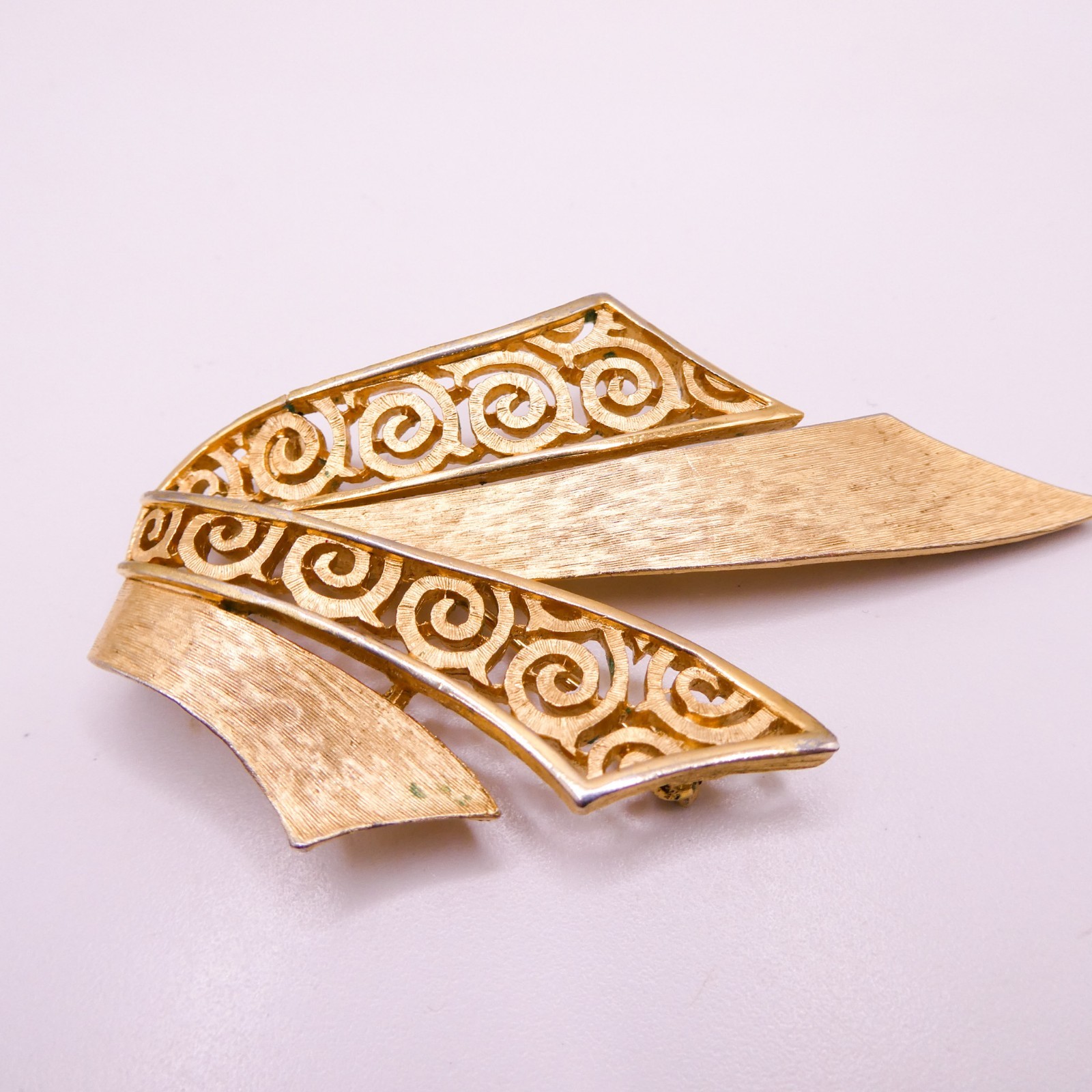Crown Trifari Swirl Ribbon Textured Brushed Goldtone 2.75″ Openwork Brooch Pin