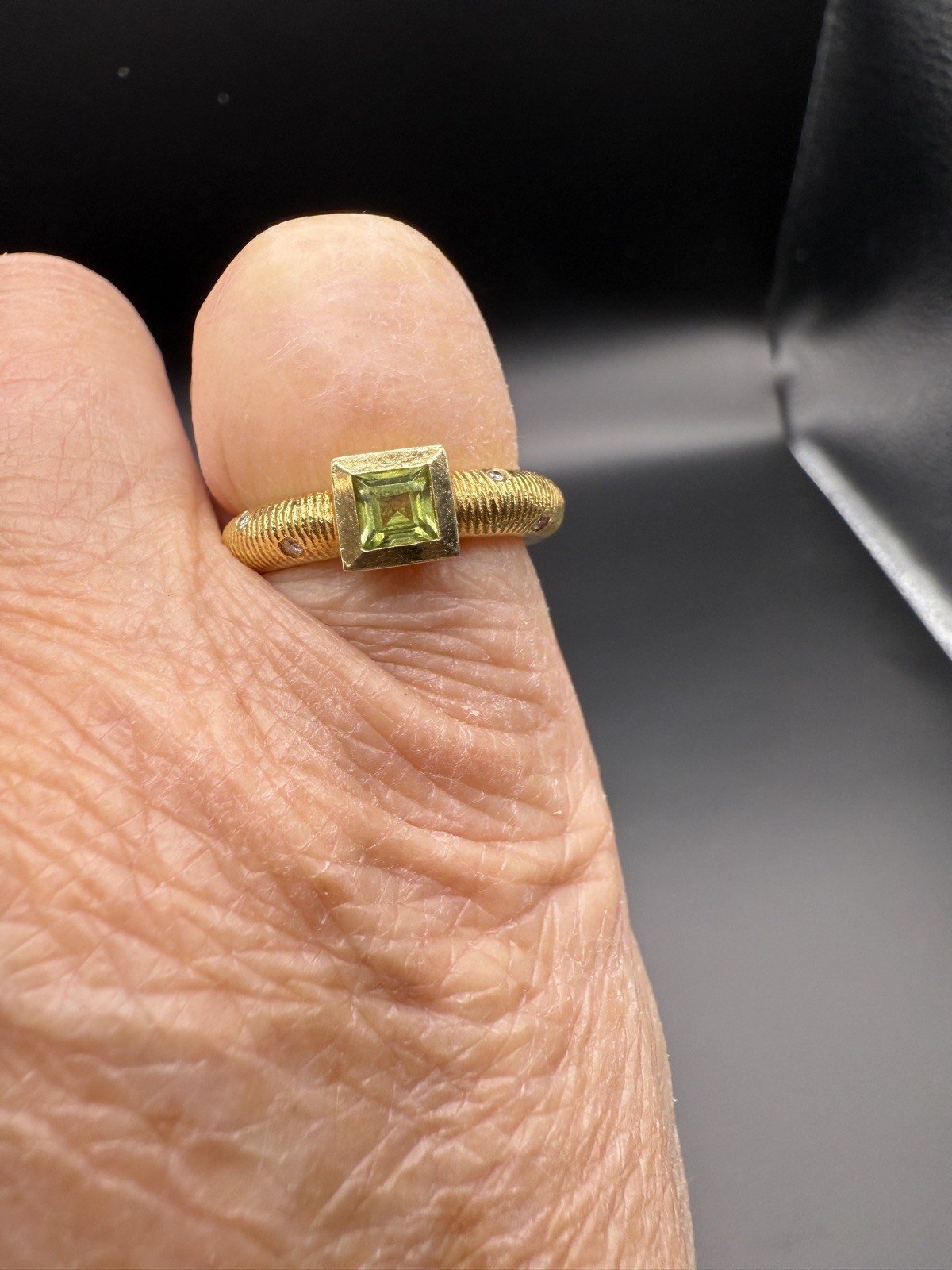 PAUL MORELLI Ring-Band In 18Kt Gold With Diamonds & Vivid Green Peridot Sz. 5.5