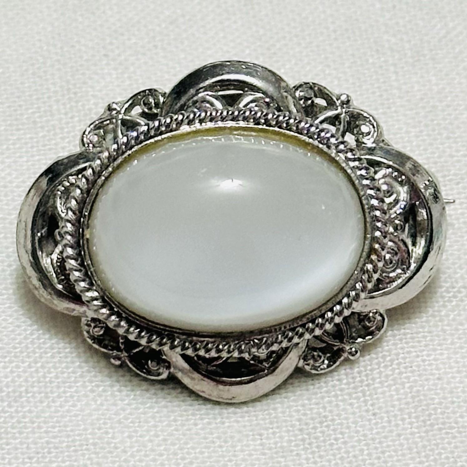 Vintage Silver Tone with White Oval Stone Cabochon Brooch/Pin YY47