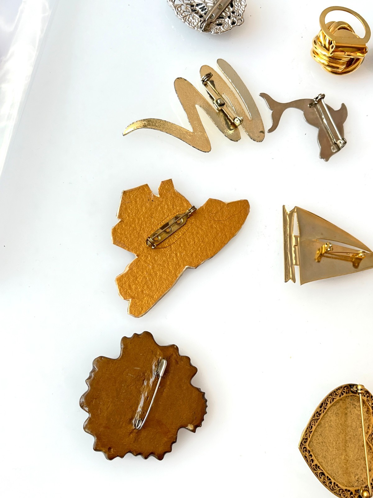 Lot Vintage 20 Brooches Flowers, Butterflies, Boat, Fish, Horse, Hearts, Cameo