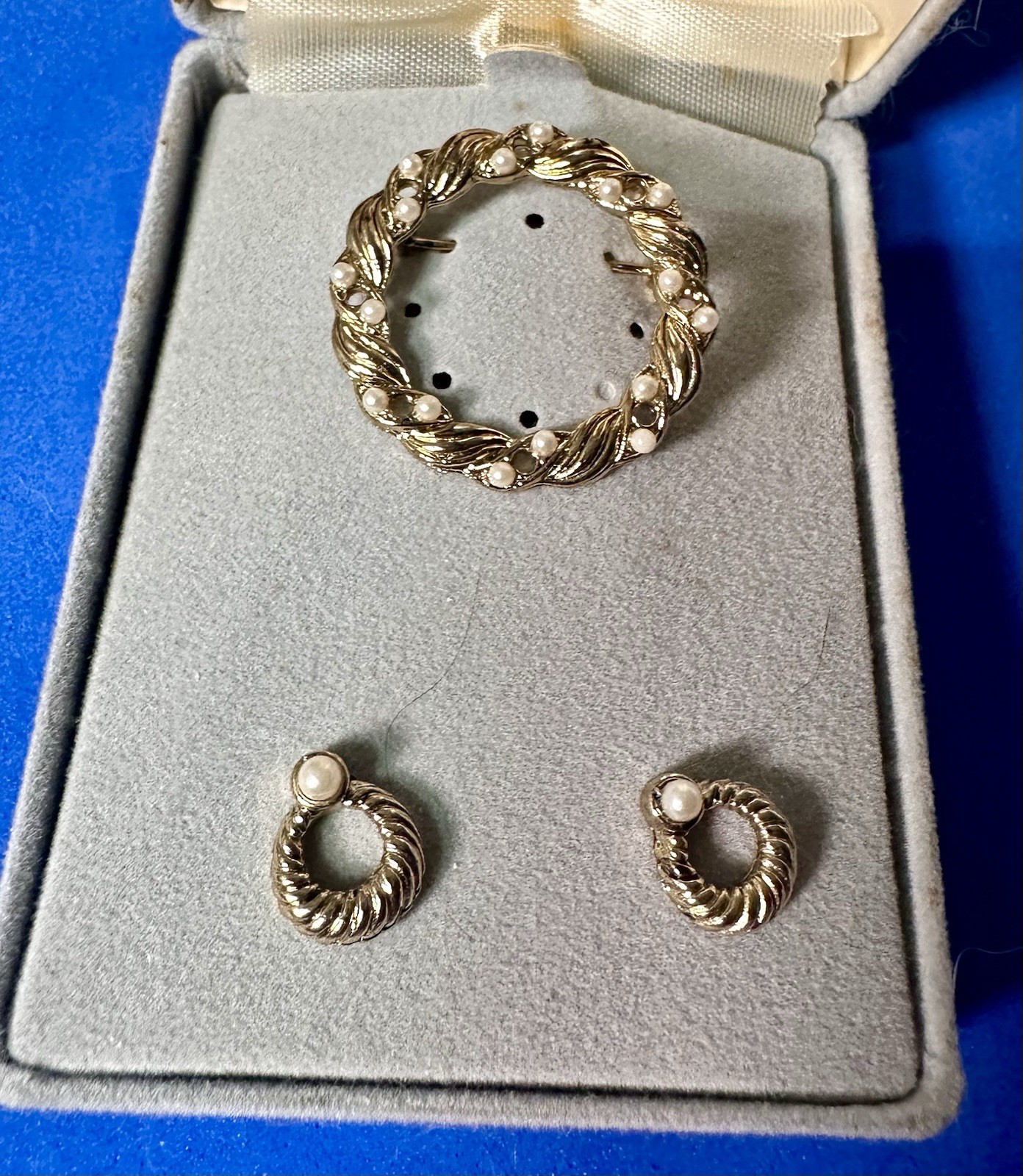 NIB Vintage Tacoa Pearl Filigree Brooch/Pin & Earrings Jewelry Set