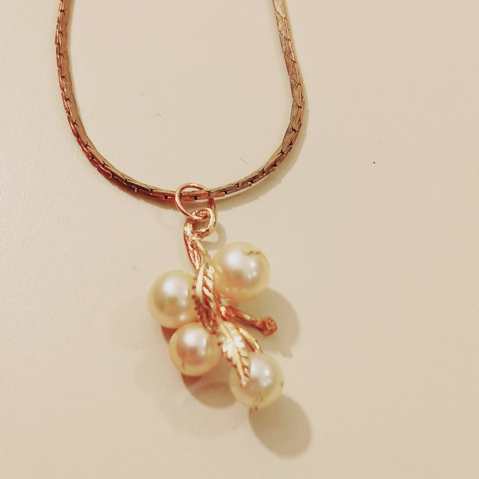 Gold Tone Pearl Cluster Flower Pendant Necklace 23.5″ Smooth Chain