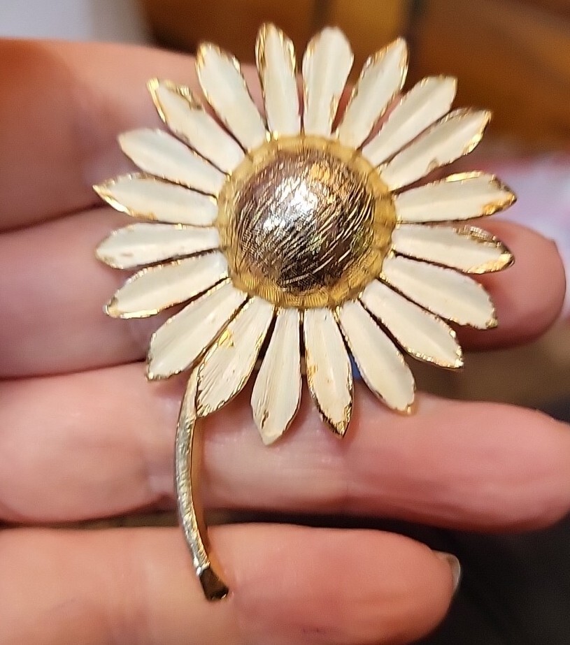VINTAGE ZENTALL GOLD TONE TEXTURED DAISY FLOWER PIN BROOCH Enamel Retro