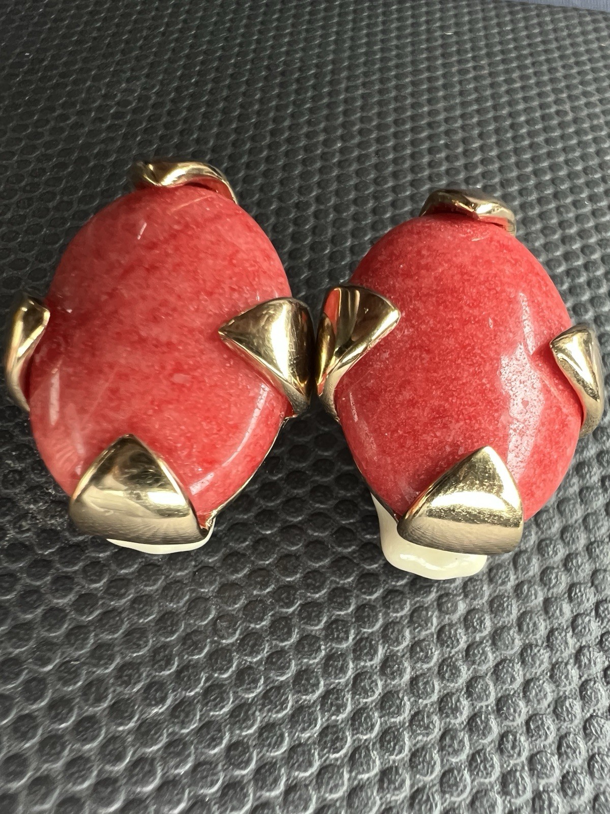 VTG Gold Tone CINER Oval Dome Cabochon Clip On Earrings Faux CORAL Glass Signed