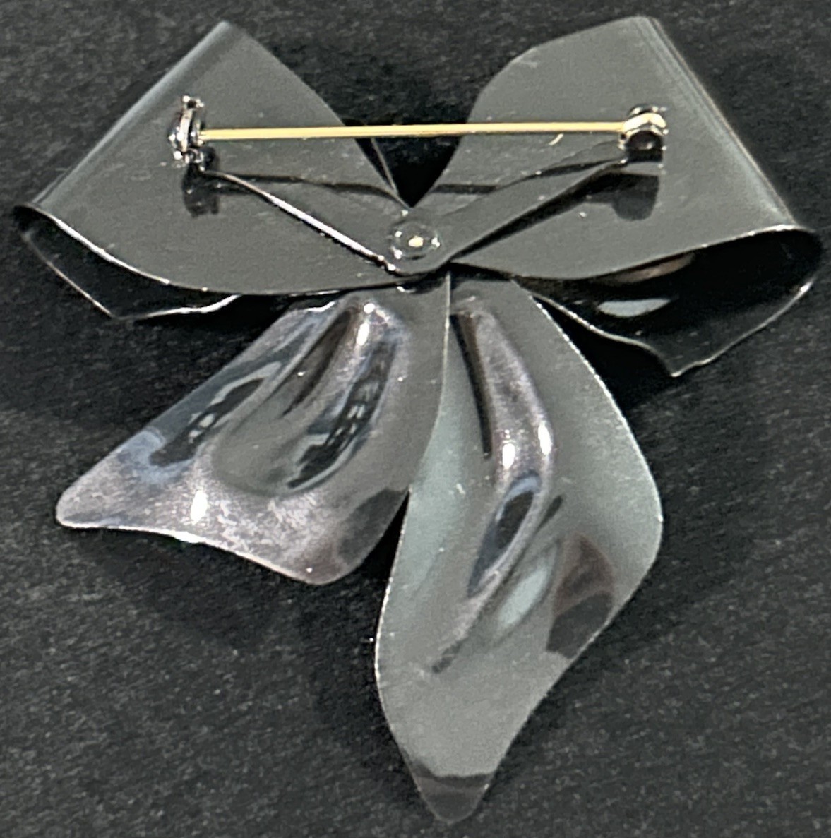 VTG Shiny Black Ribbon/Bow Pin Brooch Lightweight Metal Gold Rhinestone Center