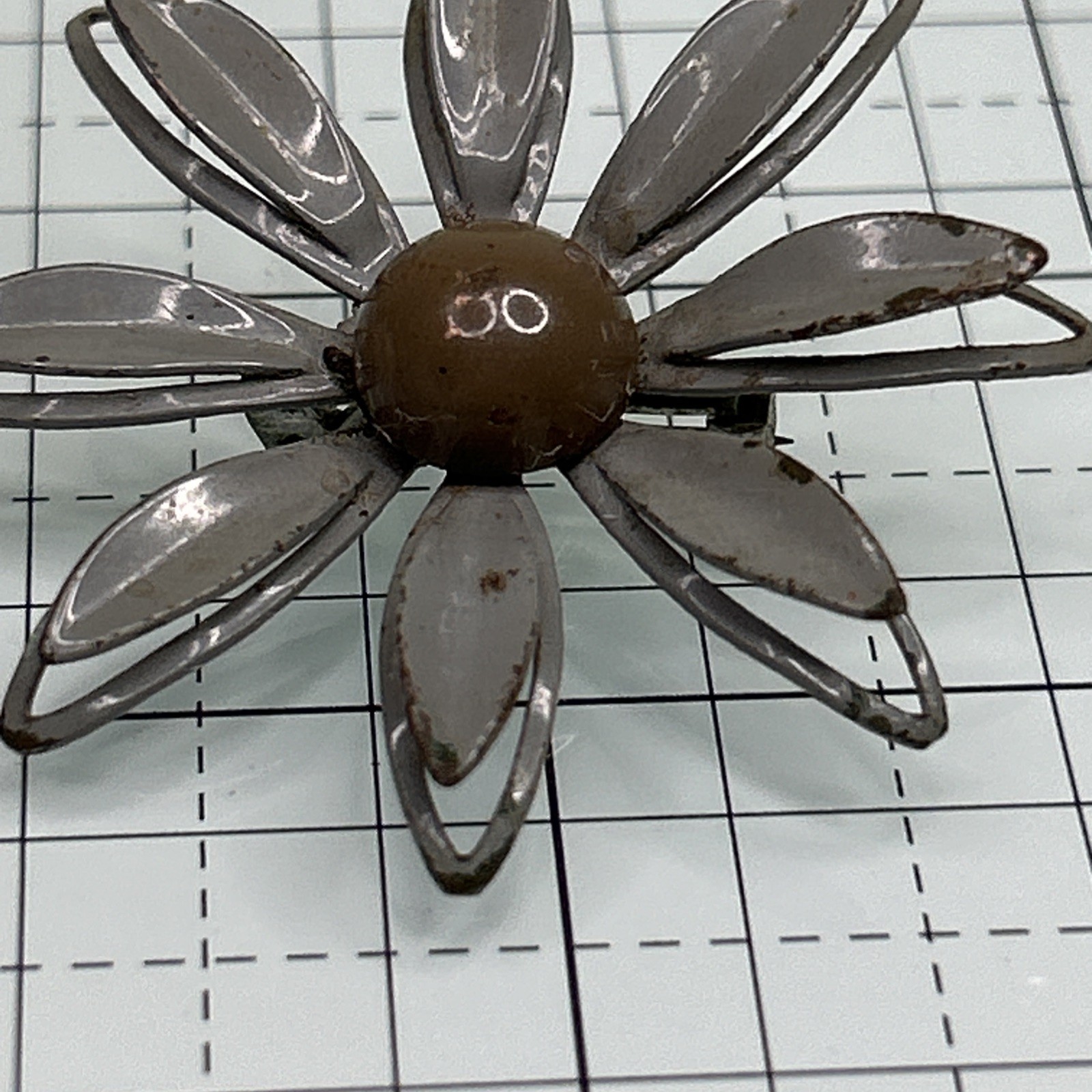 Vintage Retro Hippy Mod 60’s Gray Daisy Metal Flower Pin Brooch