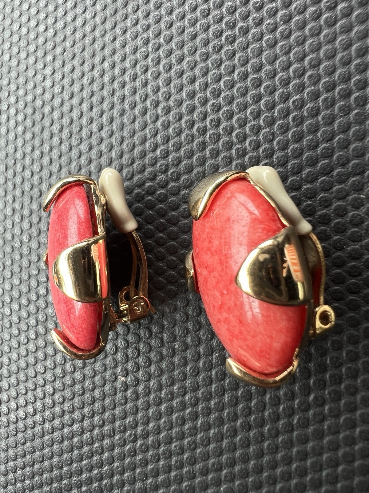 VTG Gold Tone CINER Oval Dome Cabochon Clip On Earrings Faux CORAL Glass Signed