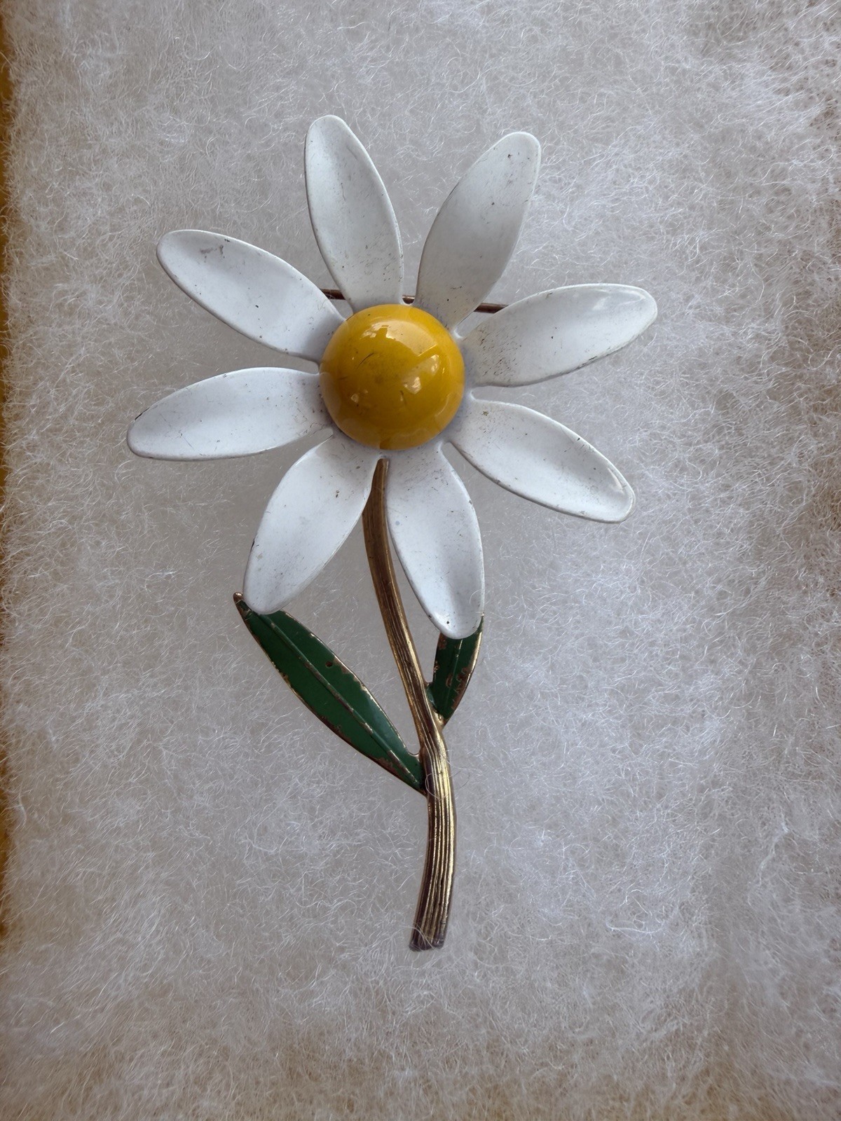 Vintage Enameled White/Yellow Daisy Flower Brooçh. Retro 1970’s Vibe Pre-owned