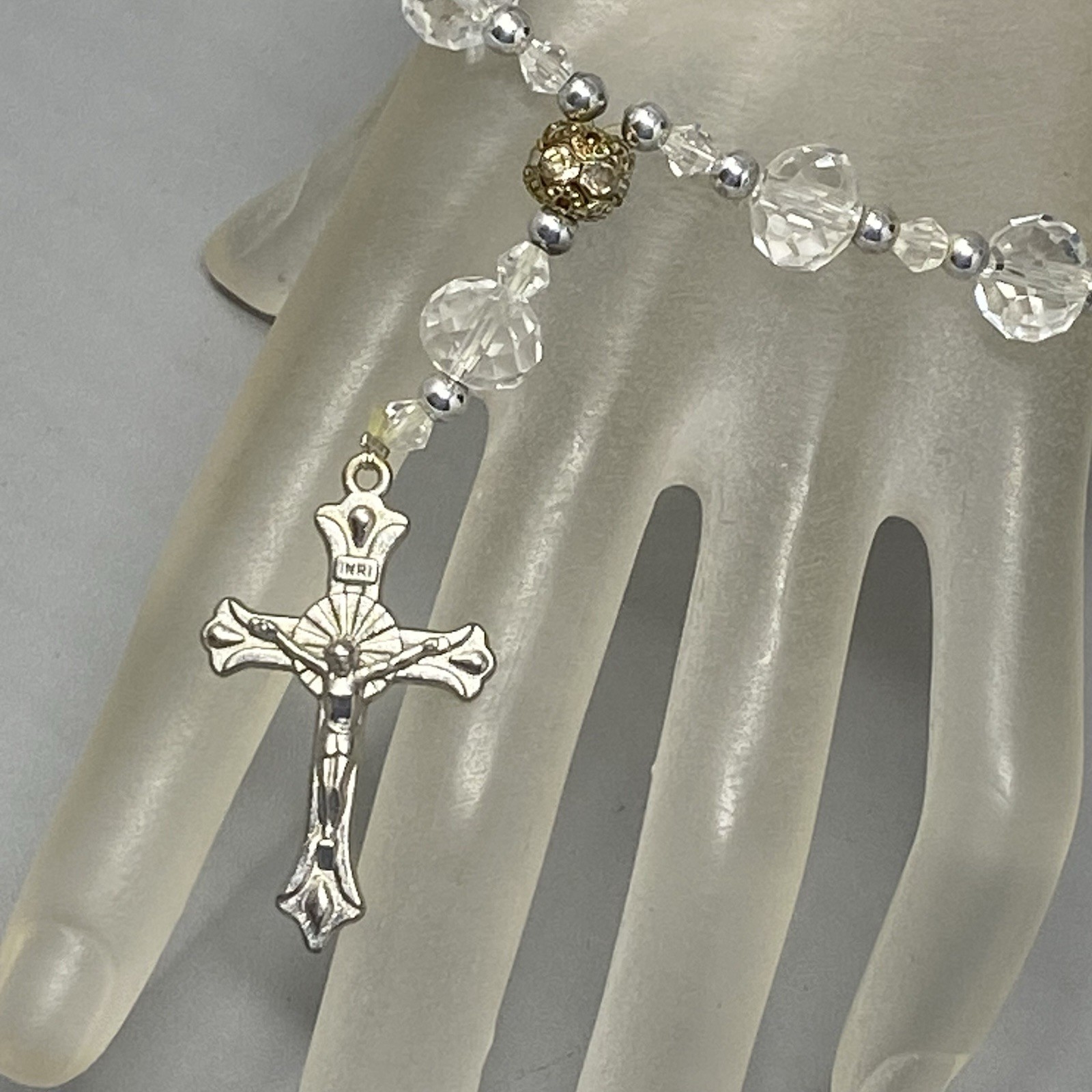 Rosary Bracelet Glass Beads Stretch Silver Tone Crucifix Cross Dangle Vtg 7.25″