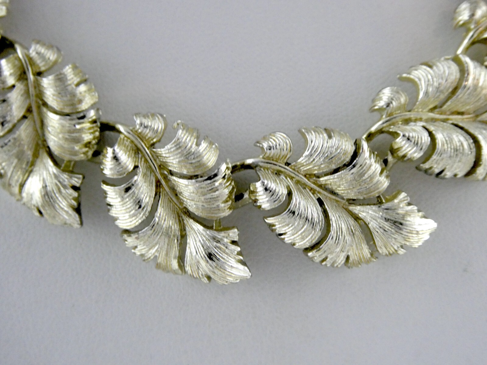 Vintage Designer Lisner Pale Gold Tone Metals Leaves Statement Necklace 16.5 In