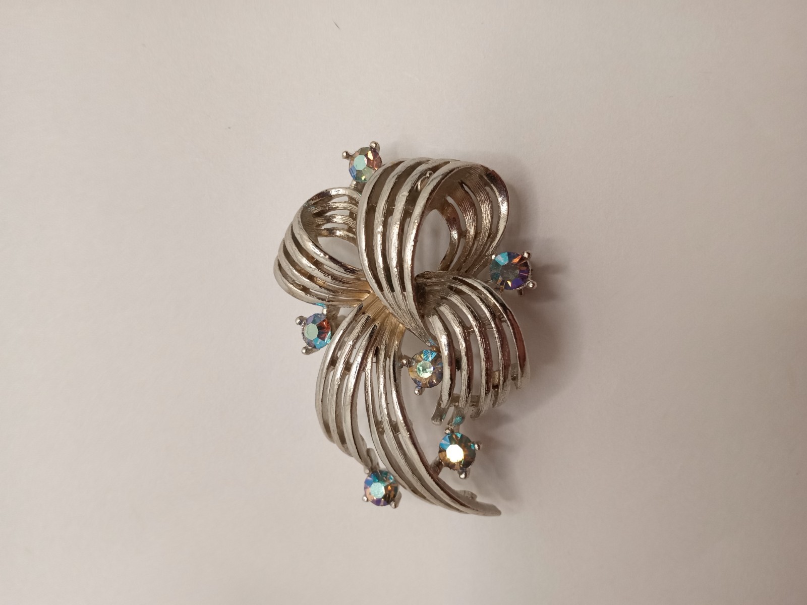 Vintage Signed Lisner Silver Tone Rhinestone Swirl Ribbon Brooch Pin