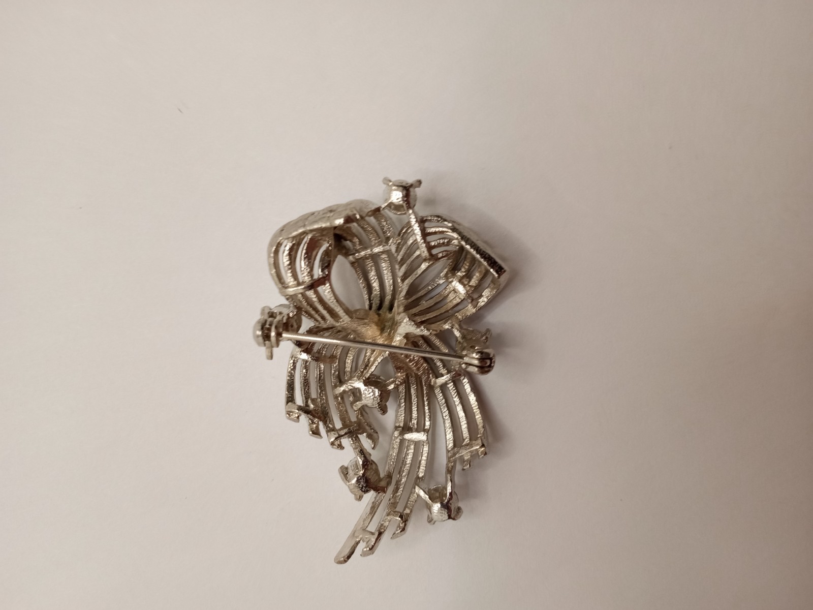 Vintage Signed Lisner Silver Tone Rhinestone Swirl Ribbon Brooch Pin