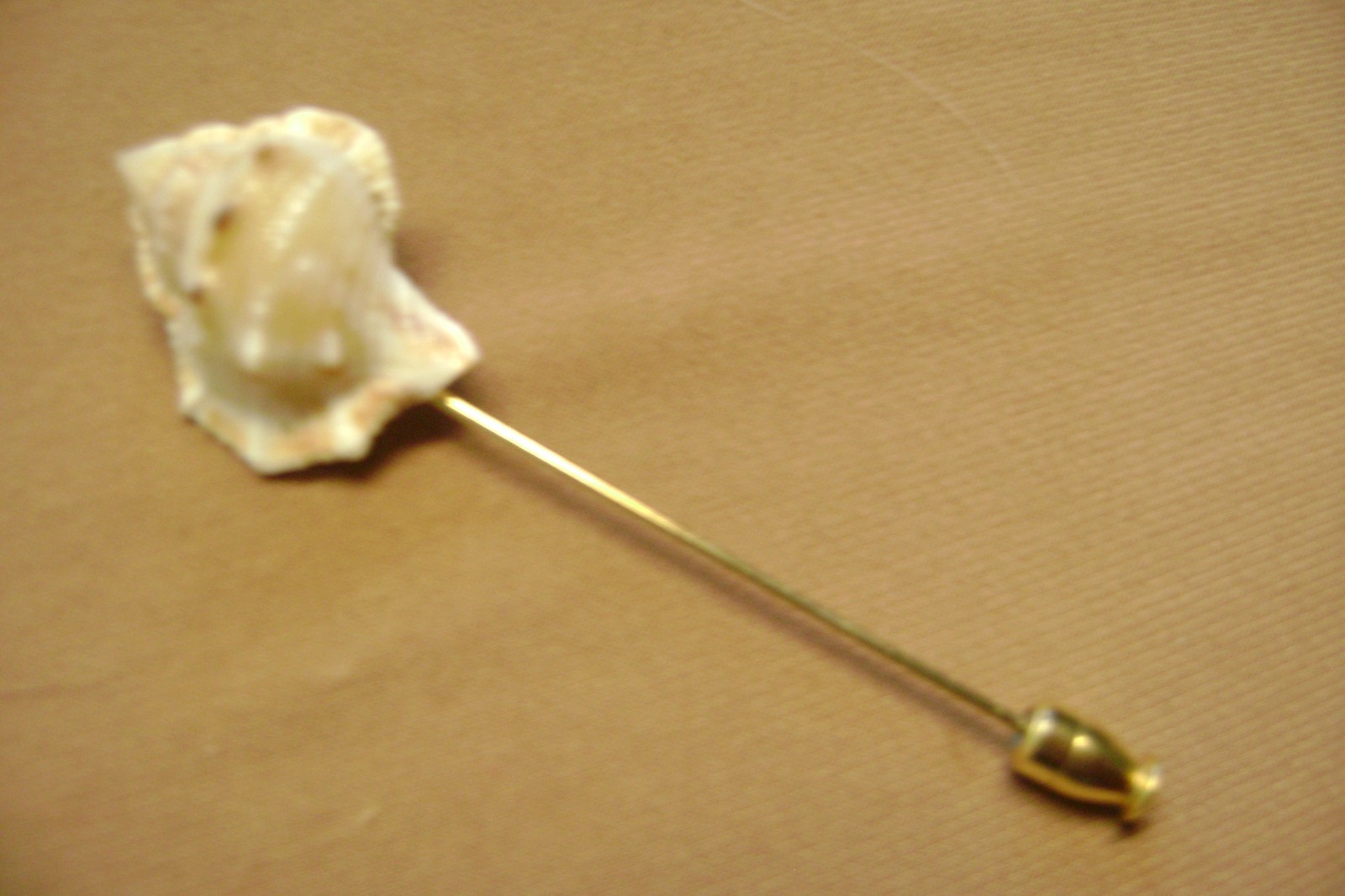 VINTAGE SEA SHELL TAN AND BROWN GOLD TONE STICK PIN/HAT PIN/LAPEL