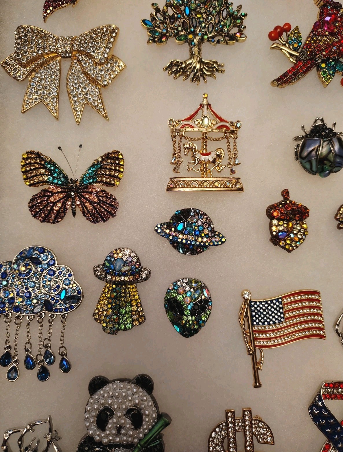 Rhinestone Brooches Lot Of 27 In Glass Front Display Case ** NEW ** ** NICE **