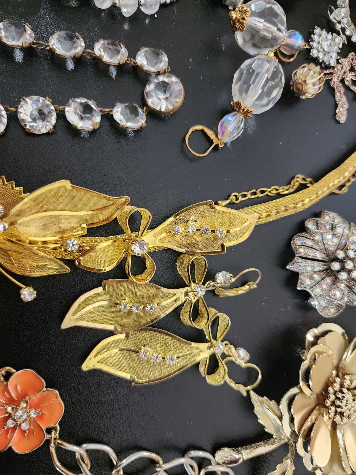 Vintage jewelry set of 22 in vintage purse
