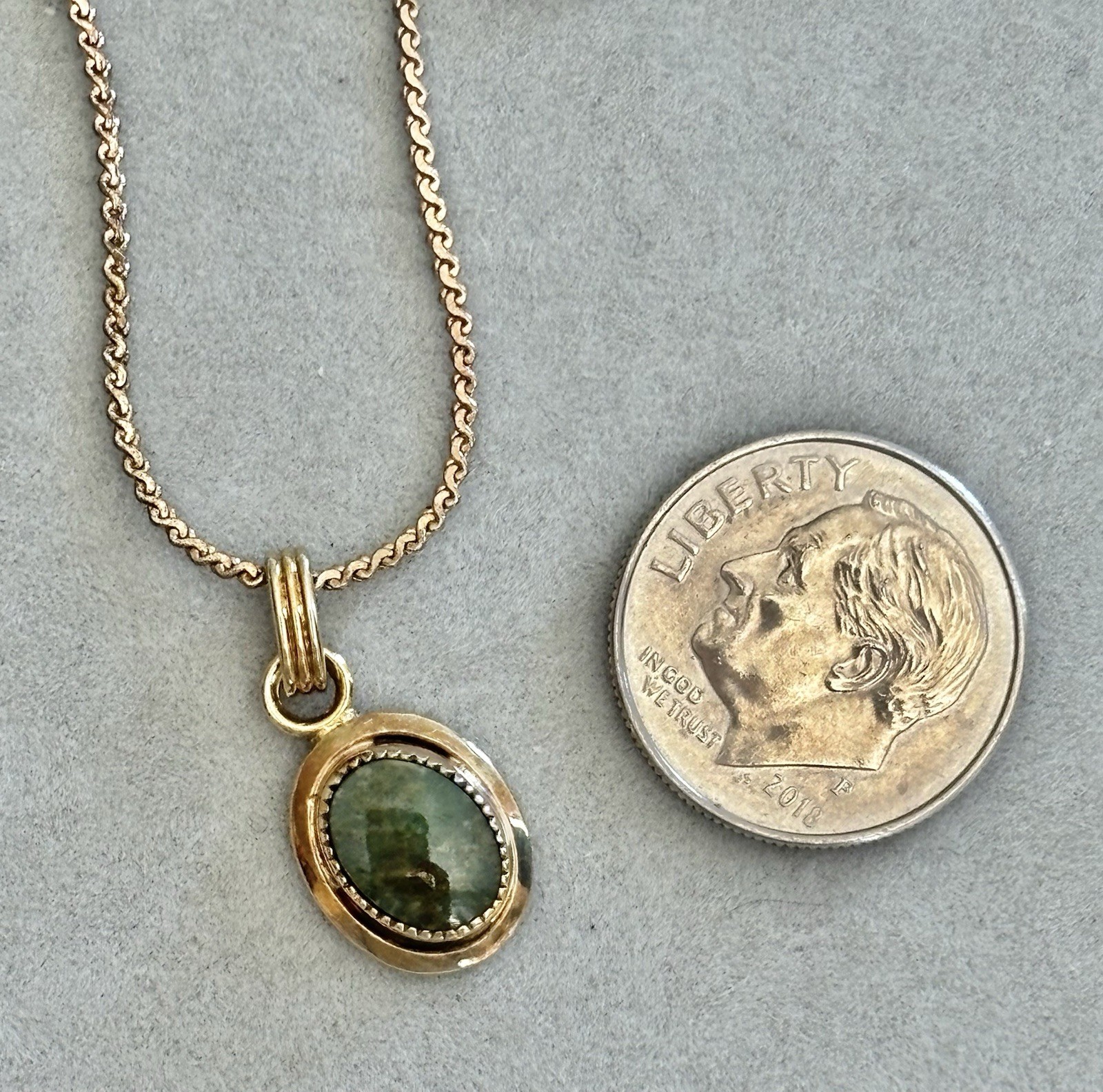 Vintage Gold Tone Green Stone Maybe Jade Pendant Necklace 18.5 Inches Long