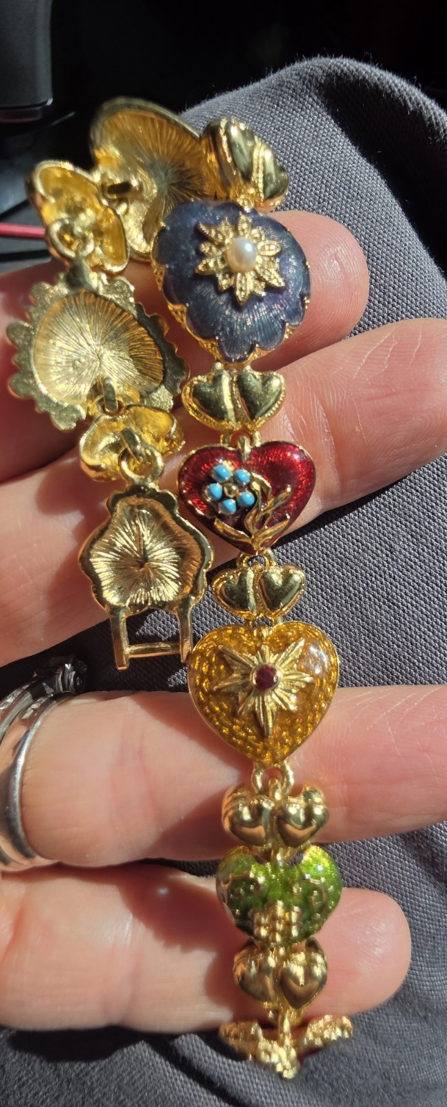 Vtg “Joan Rivers” Hearts Flowers faux pearl Bracelet Enamel Heart Charm Signed