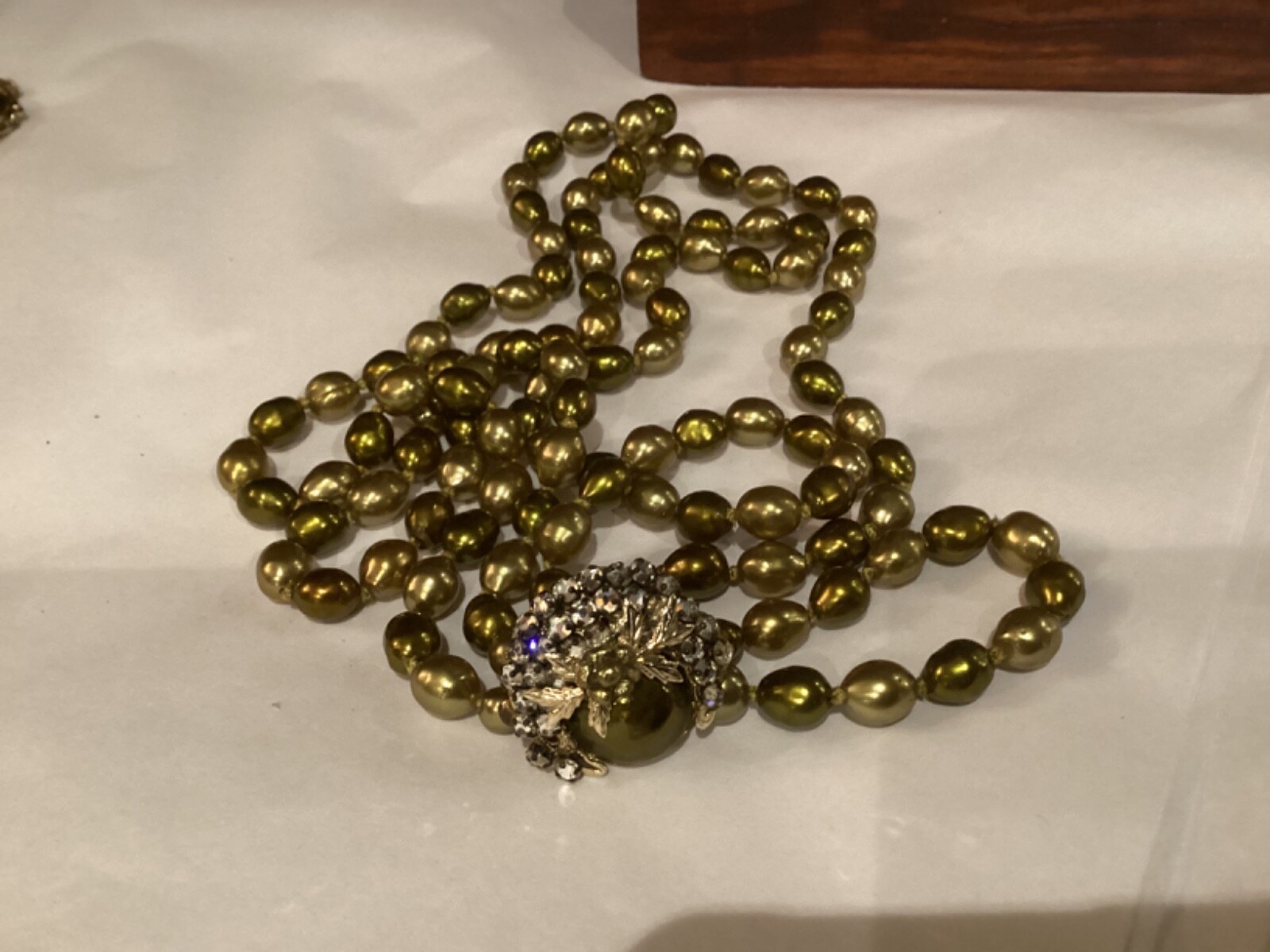 VINTAGE AUTHENTIC HAND KNOTTED OLIVE GREEN NATURAL PEARLS UNIQUE CLASP NO RES