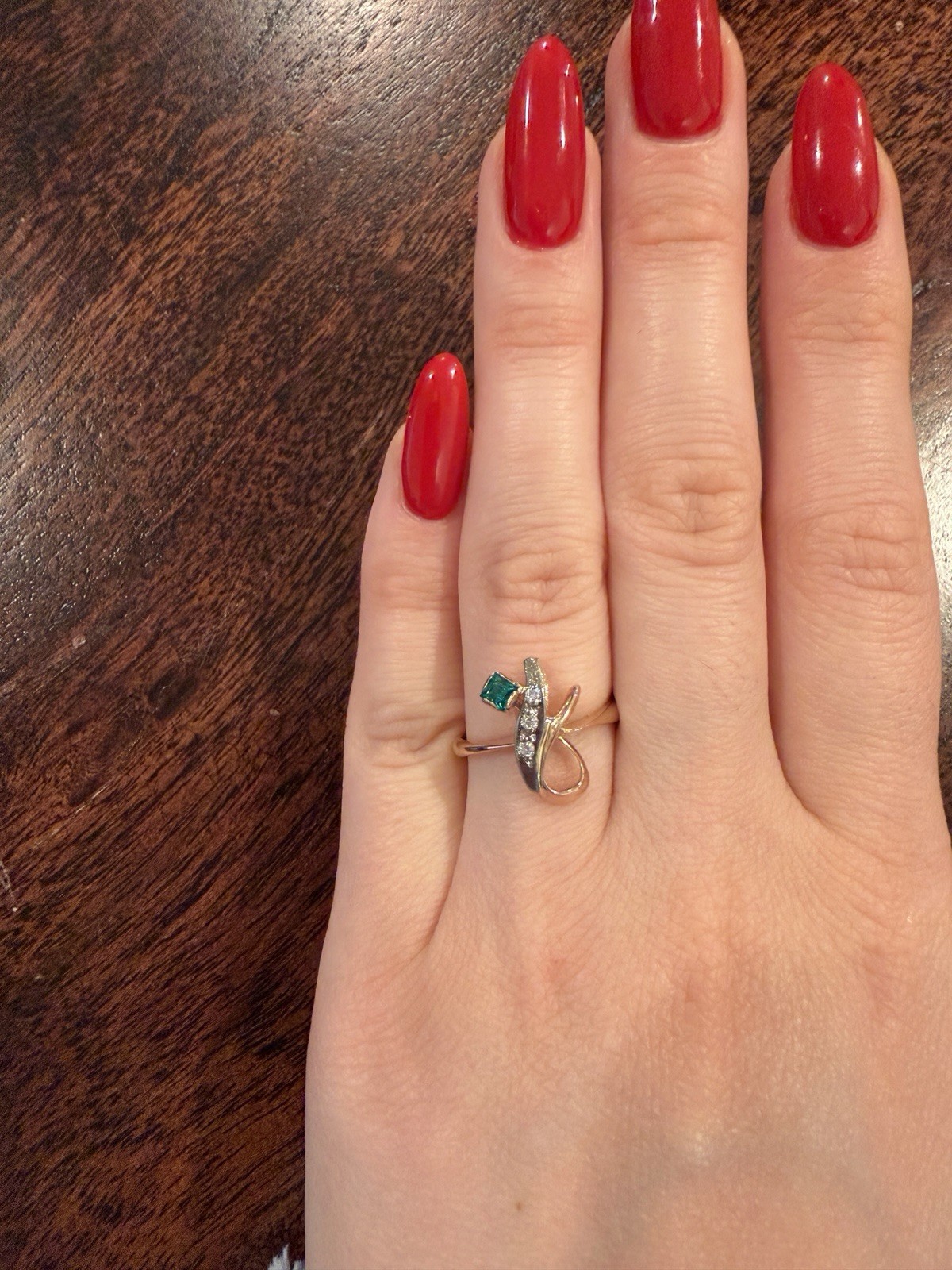 Vintage 14K Gold Emerald & Diamond Accent Ring – Unique Ribbon Design