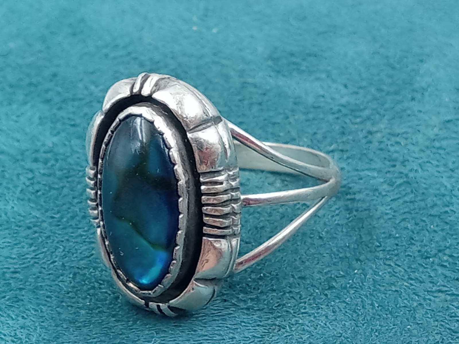 Wonderful L Yazzie Artist marked Sterling Silver & Paua shell ring