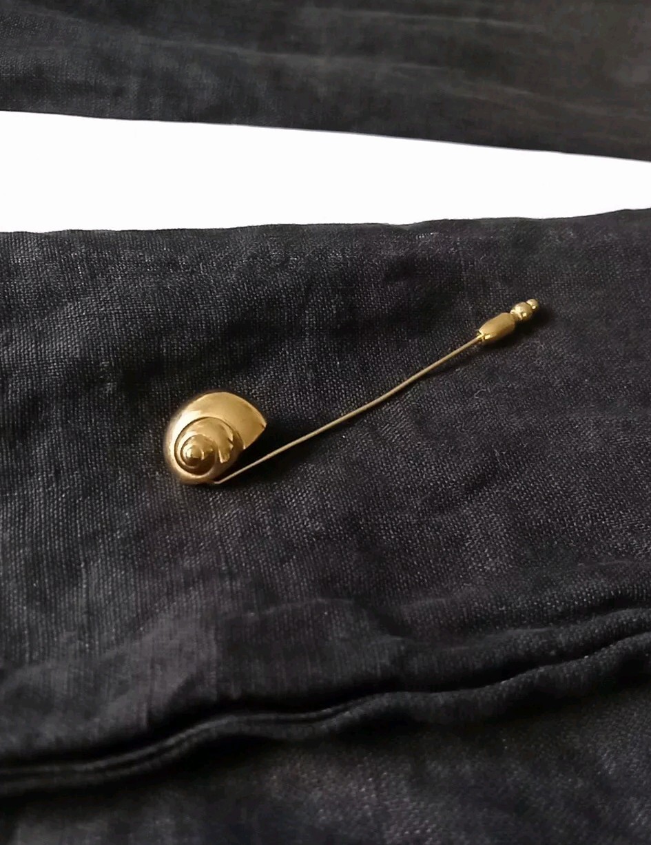 Vintage Crown Trifari Classic Figural Stick Pin, Sculptural Golden Sea Shell 3″