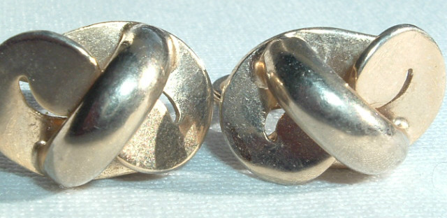 VINTAGE GOLD TONE TWISTED KNOT SCREW BACK EARRINGS