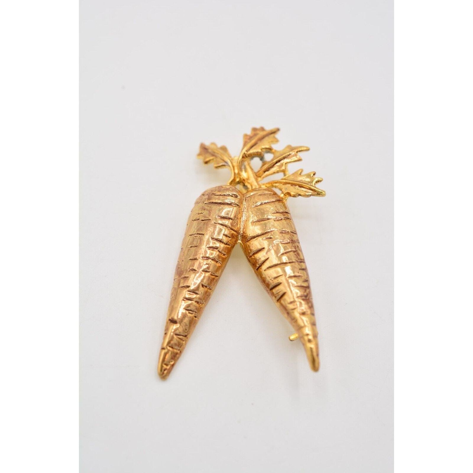 Vintage Carrot Pin Brooch Brushed Gold Easter Garden Vegetable NOS 1980s BinA9