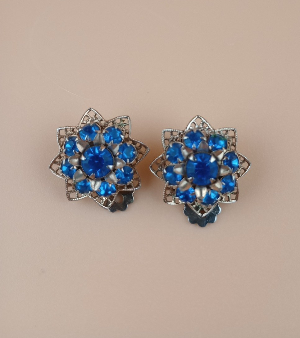 Vintage costume jewelry clip on earrings blue and gold colored metal, work great