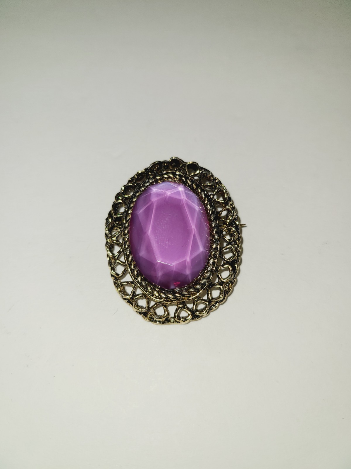 VINTAGE GOLD TONE OVAL FACETED ACRYLIC PURPLE GEM BROOCH PIN