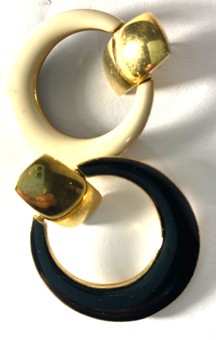 Vintage Avon Chic Knocker Gold Tone Reversible Enamel Black Cream Earrings Stud