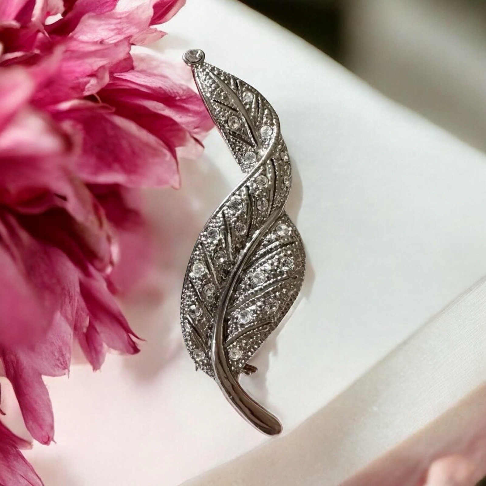 Vintage Silver Tone Style Leaf Brooch Pin With White Rhinestones Jewelry costume