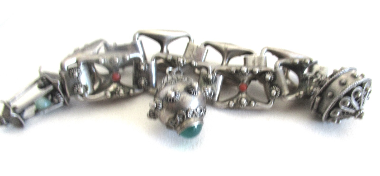 VINTAGE ITALY ETRUSCAN CANNETILLE FOB 800 STERLING & CORAL BRACELET, 43 GRAMS