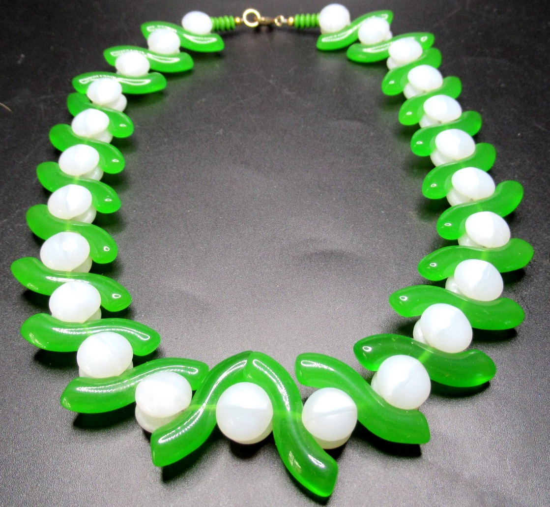 Amazing Green S Glass & White Mushroom Glass Bead Vintage Necklace