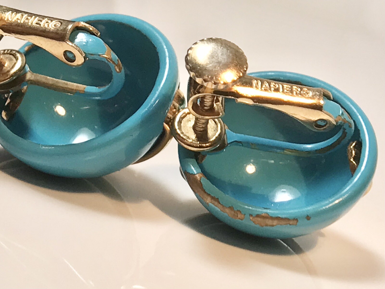 NAPIER EARLY VINTAGE TEAL BLUE & GOLDTONE CLIP ON EARRINGS LIGHT WEAR (S270)