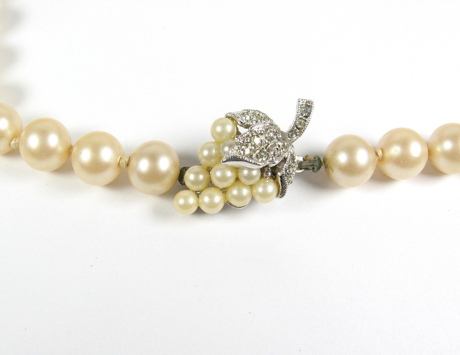 BUNCH OF GRAPES Clasp Vintage GLASS FAUX PEARL BEAD Necklace Beaded Choker 15″