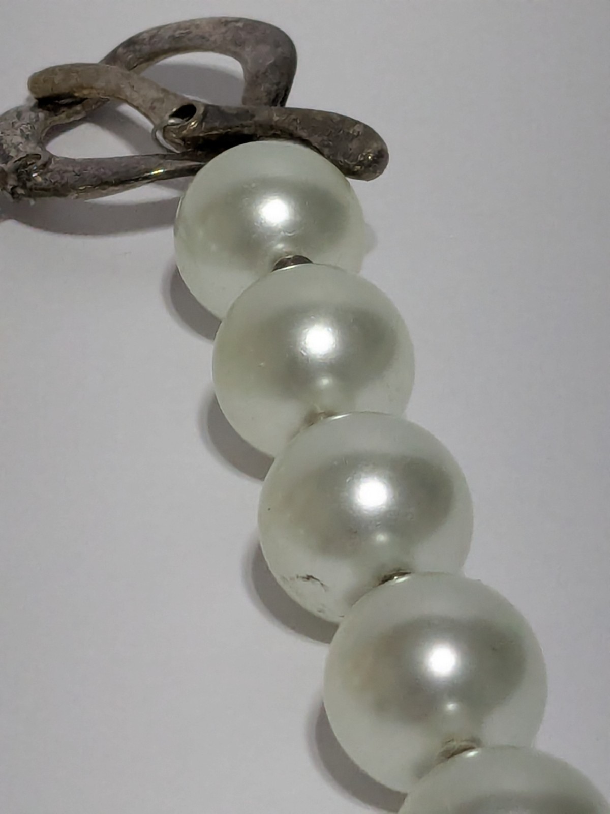 Vintage Chunky Silver Tone Etched Metal & White Glass Round Beaded Necklace 18″
