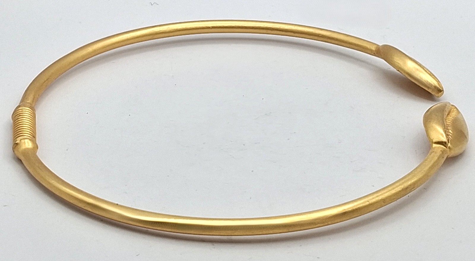 Kenneth Jay Lane KJL Brushed Gold Tone Cowrie Sea Shell Hinged Collar Necklace