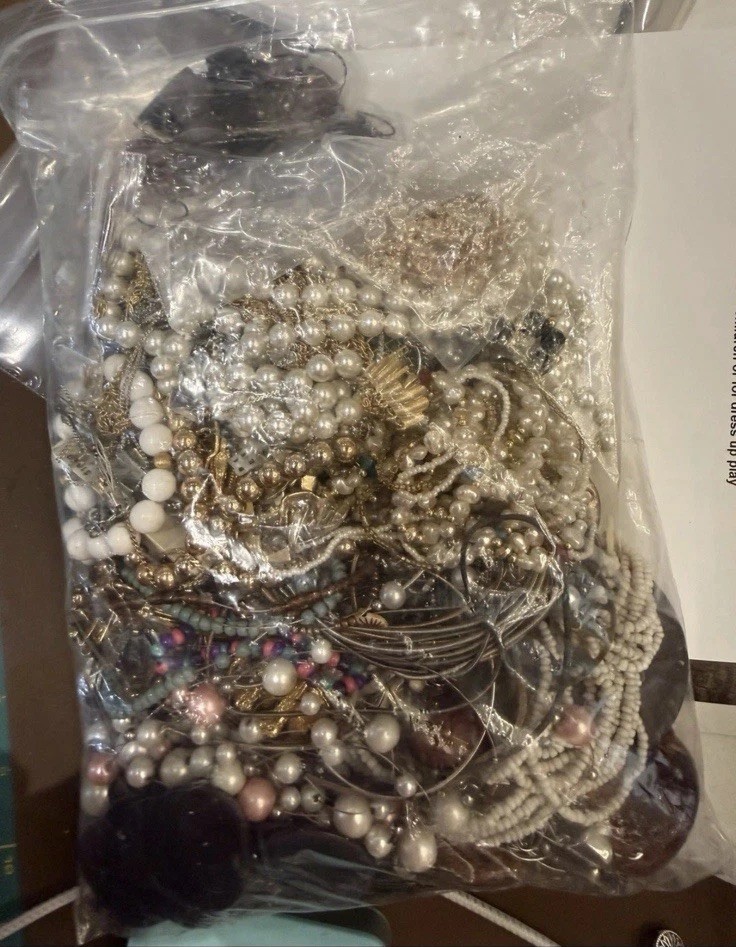 Vintage 2 Mod Jewelry Lot | Cameo Gold Pearl Mix | 2LB Elite Discovery