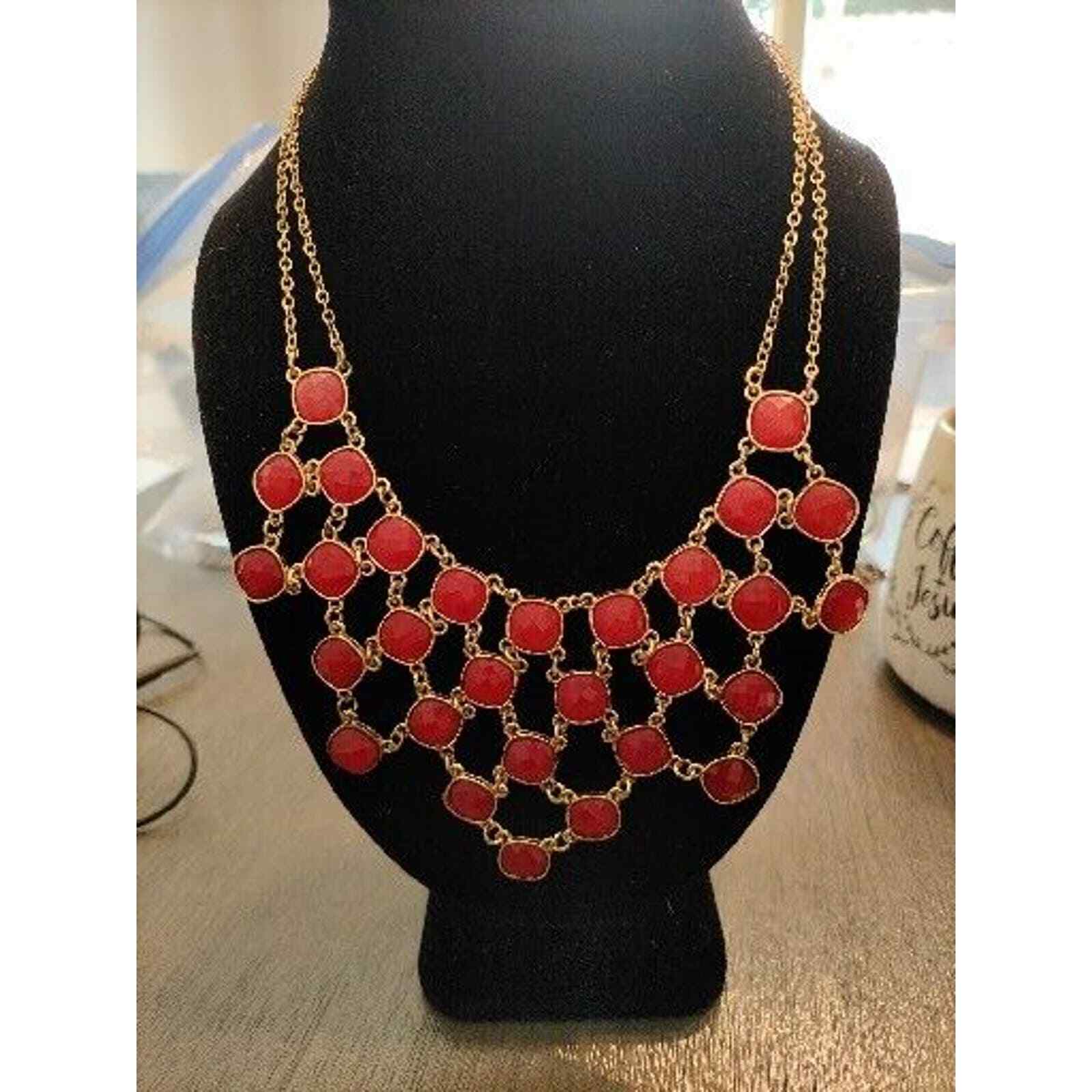 NY RED BIB NECKLACE ACRYLIC, LIGHT WEIGHT AND VERY PRETTY. GOLD TONE CHAIN 20″