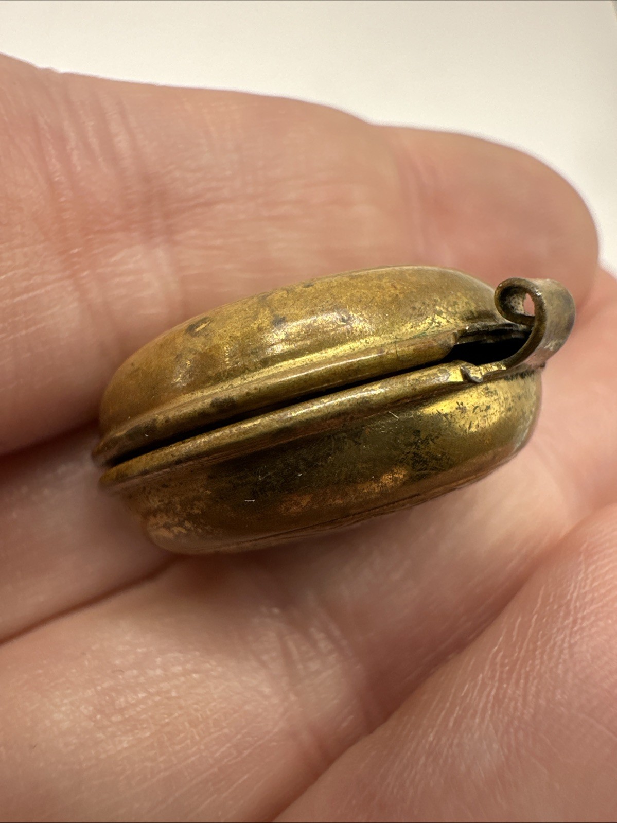 Vintage Antique Ornate Small Etched Brass Locket/Hinged Case – BROKEN BAIL