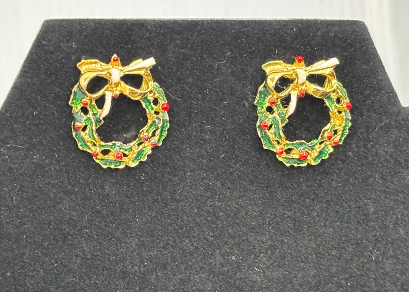 Lot Of 10 Christmas Jewelry Items Avon Earrings Unbranded Pendant Brooch Pins