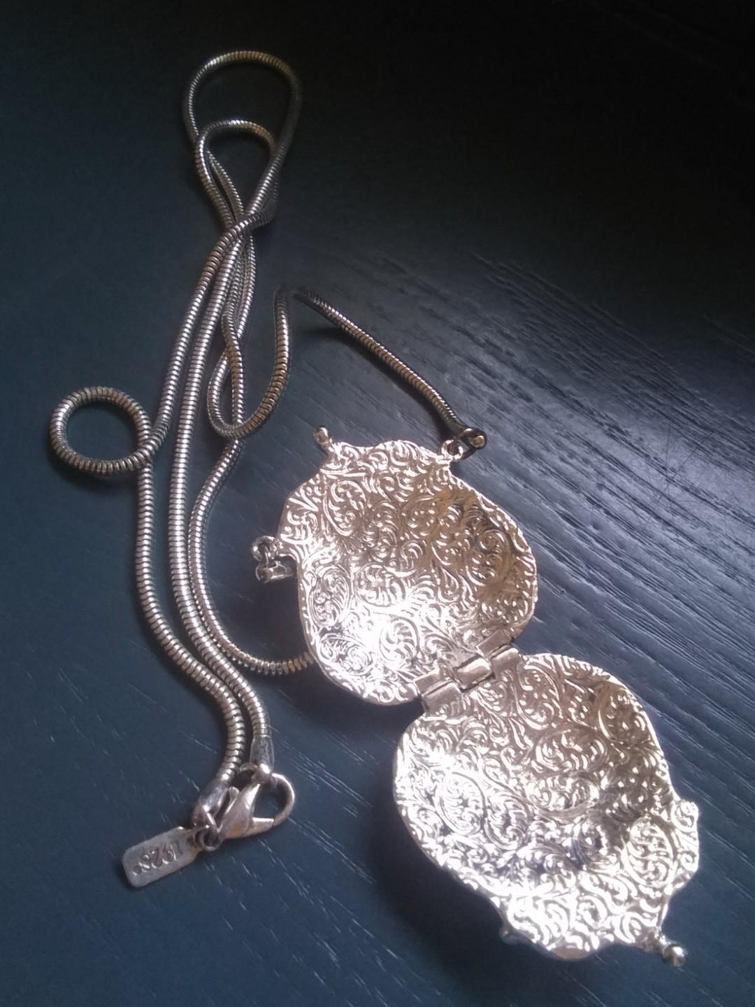 Vintage 1928 Jewelry Co Silver Tone Purse Locket Necklace. As Is J1026