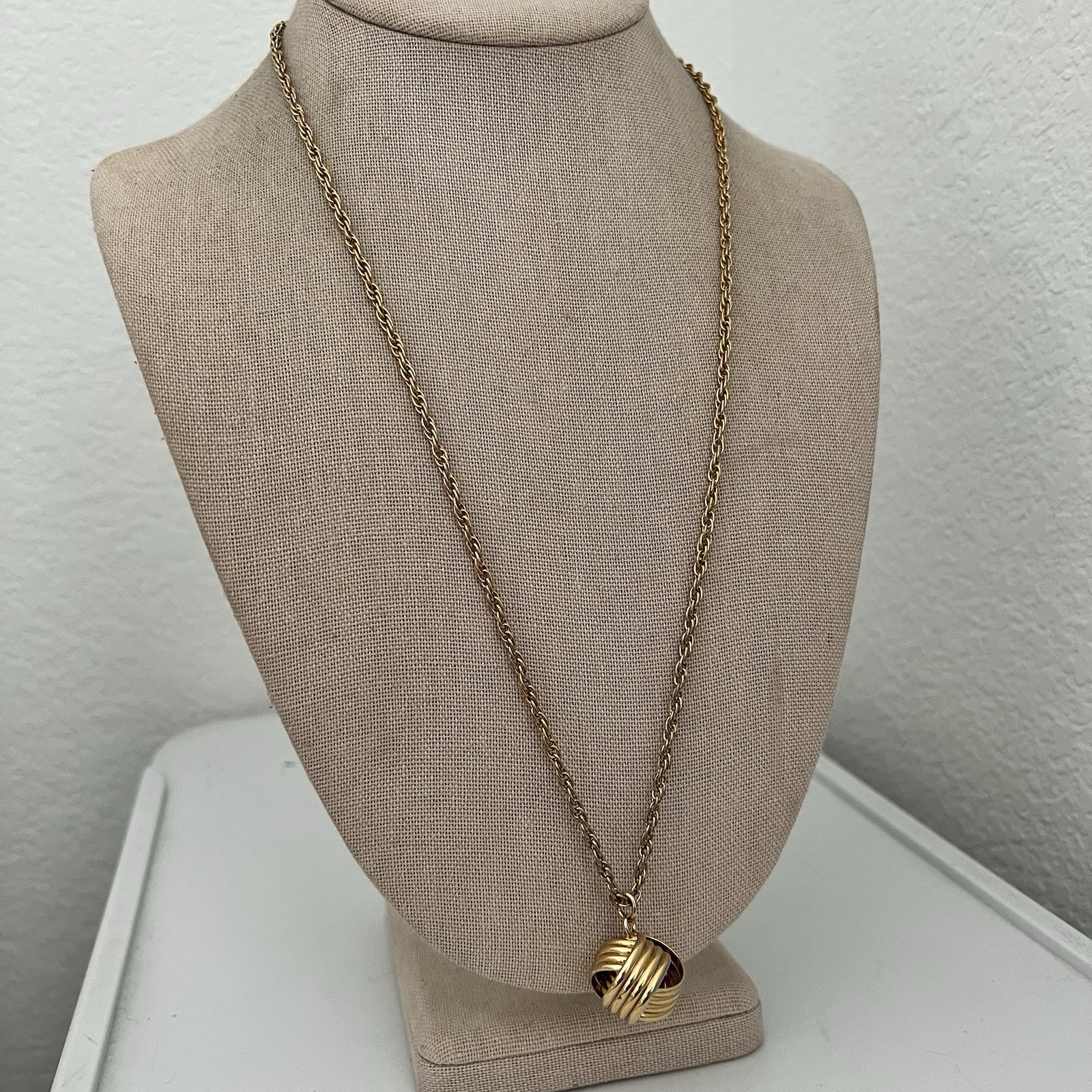 Vintage Gold Tone Ribbed Love Knot Pendant intertwine Necklace Chunky Rope Chain