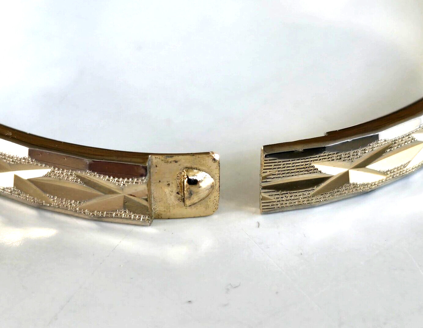 Vintage Diamond Cut Gold Tone Hinged Oval Bangle Bracelet 6-7/8″ Tension Clasp