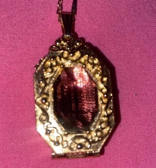 Goldette gold tone necklace & Locket signed. Necklace 23.5 in locket 1 7/8 in