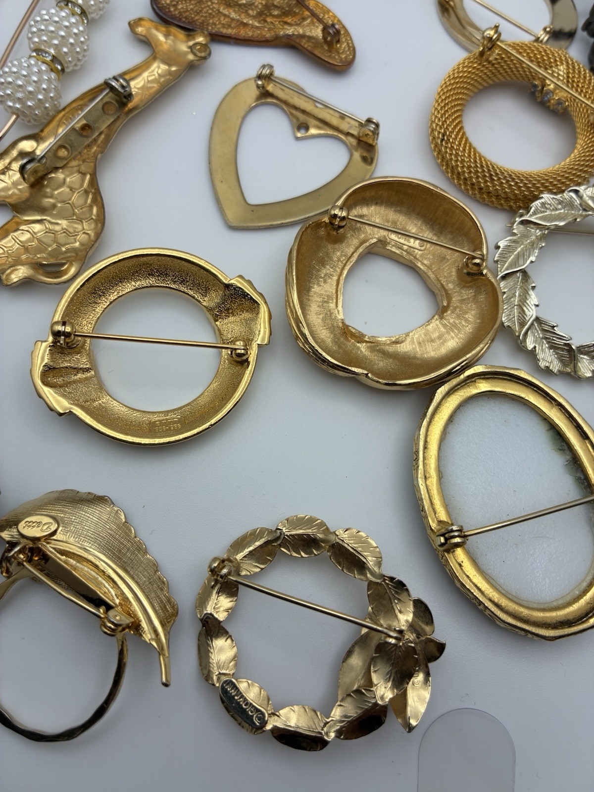 41 Piece Brooch Pin Lot Vintage Gold Signed/Unsigned 2 Missing Stones – Reseller