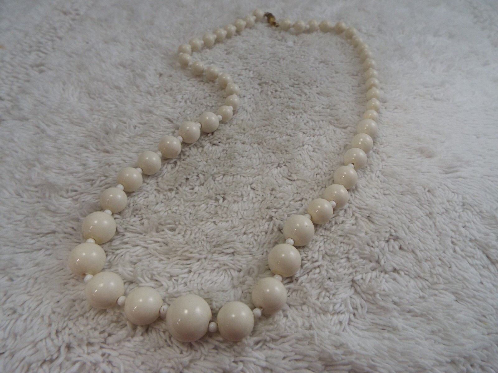 Off-White Bead Necklace (C70)