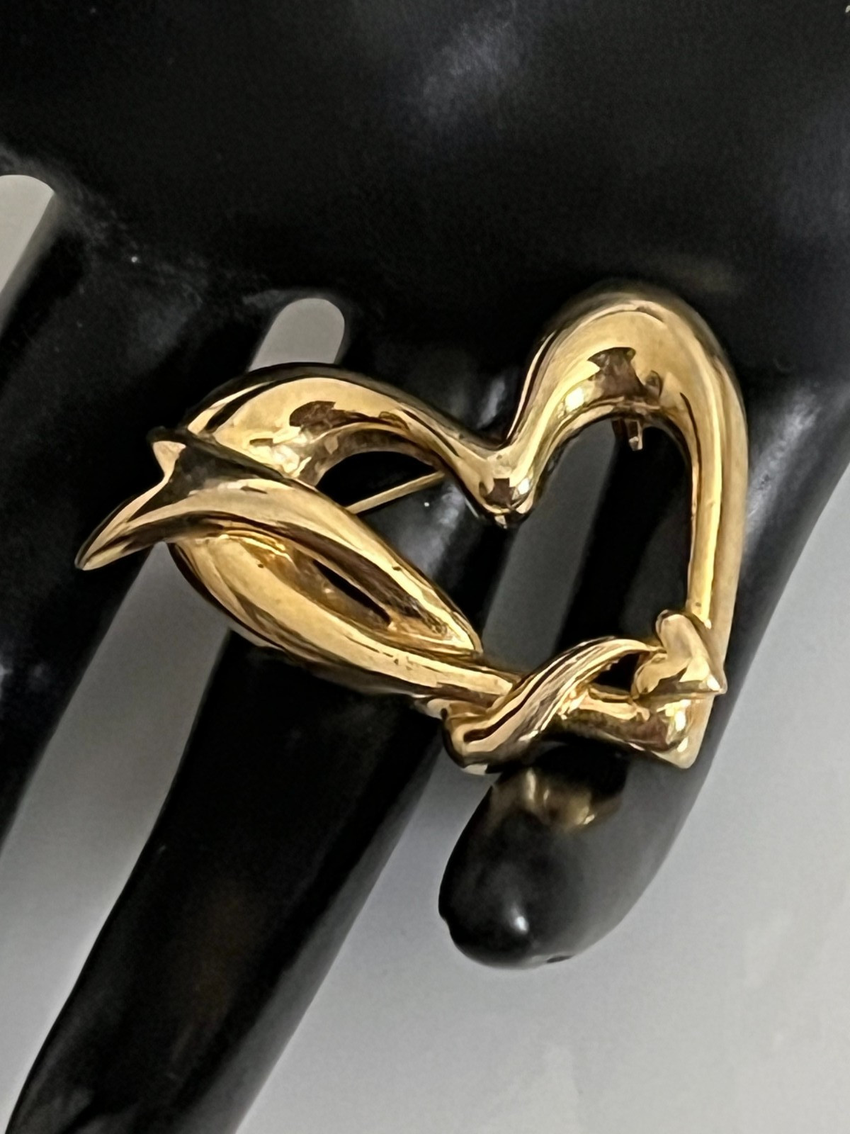 💛 VNTG GOLDTONE OPEN HEART BROOCH • RIBBON‑ARROW SWIRL DESIGN